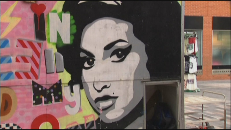 Грэммигийн шагналт дуучин Эми Вайнхаузын дурсалд зориулсан үзэсгэлэн